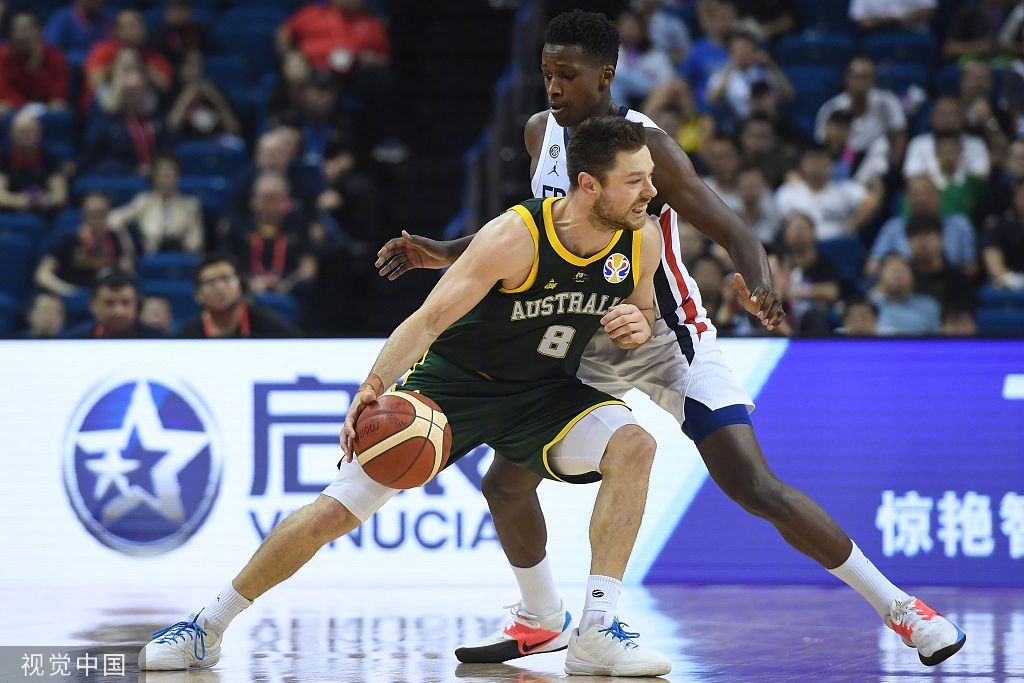 法国队横扫日本队,奥恰洛夫带队取胜 法国队横扫日本队,奥恰洛夫带队取胜